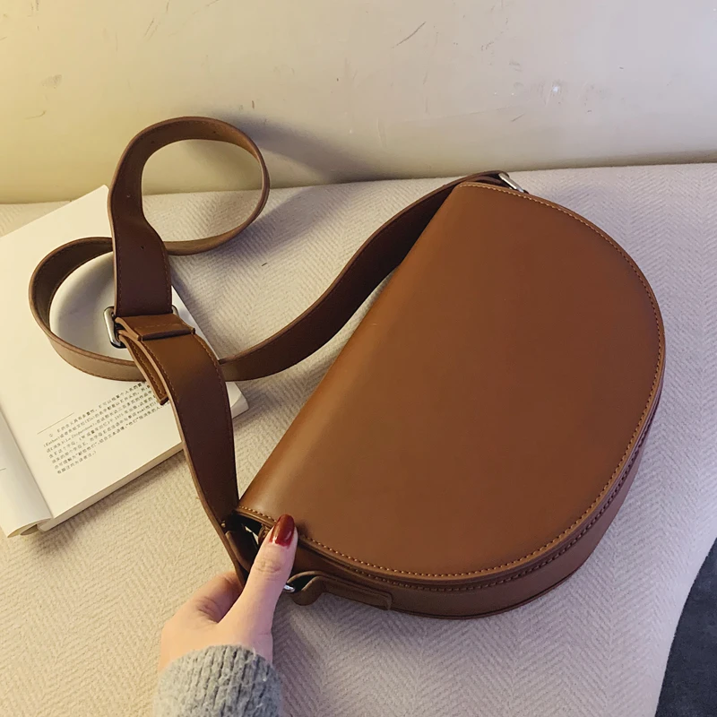 New High Quality PU Leather Saddle Bag 2021 Fashion All-match Women's Designer Retro Winter One-shoulder Messenger Bag Purses
New High Quality PU Leather Saddle Bag 2021 Fashion All-match Women's Designer Retro Winter One-shoulder Messenger Bag Purses