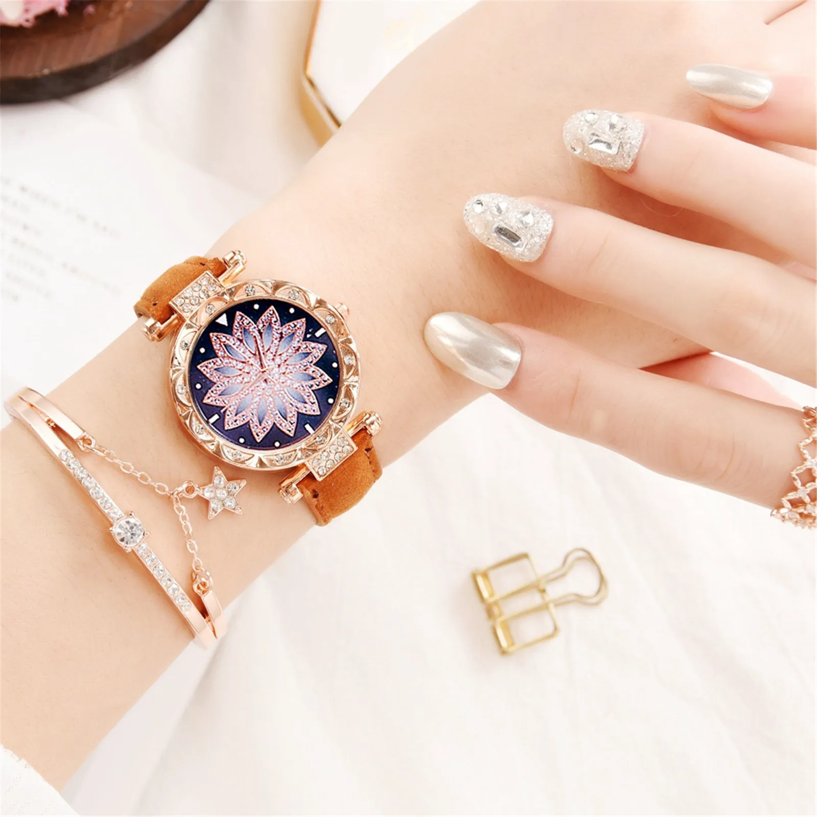 Elegant Watch Bracelet Ladies Strap Leaf Dial Star Bracelet Quartz Watch Set Gift Female Fashion Quartz Watch Reloj De Mujer
Elegant Watch Bracelet Ladies Strap Leaf Dial Star Bracelet Quartz Watch Set Gift Female Fashion Quartz Watch Reloj De Mujer