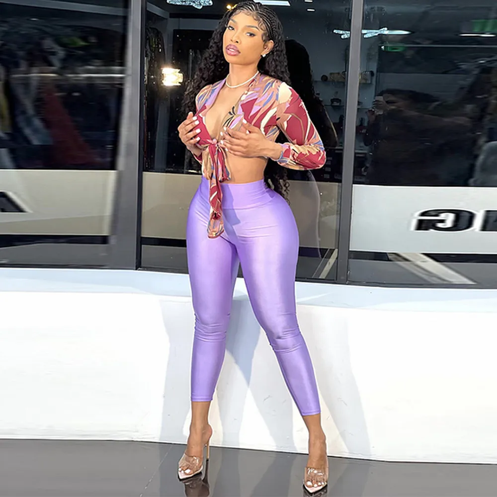 Женская футболка с длинным рукавом, V-образным вырезом и принтом 
Женская футболка с длинным рукавом, V-образным вырезом и принтом