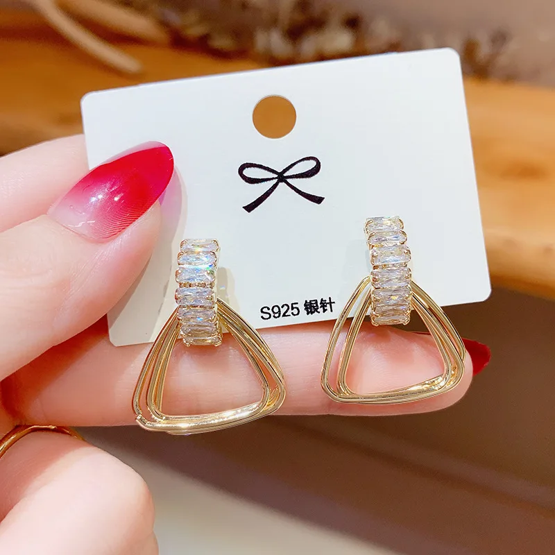 Ins Hot Sale 14K Real Gold S Needle Micro-inlaid Zircon Triangle Cubic Zircon ZC Stud Earrings for Women
Ins Hot Sale 14K Real Gold S Needle Micro-inlaid Zircon Triangle Cubic Zircon ZC Stud Earrings for Women