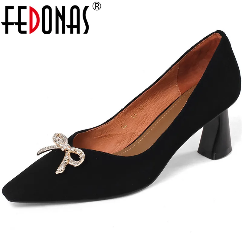 FEDONAS/2021; Трендовая обувь для женщин; Туфли-лодочки из замши на высоком каблуке с бантом-бабочкой; Женская офисная обувь на каблуке 
FEDONAS/2021; Трендовая обувь для женщин; Туфли-лодочки из замши на высоком каблуке с бантом-бабочкой; Женская офисная обувь на каблуке
