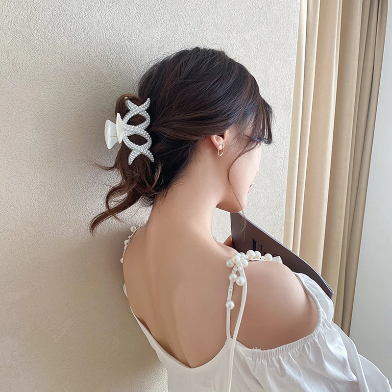 2020 New Hyperbole Pearls Plastic Hair Claw Clips Big Size Makeup Hair Styling Barrettes for Women Hair Accessories 
2020 New Hyperbole Pearls Plastic Hair Claw Clips Big Size Makeup Hair Styling Barrettes for Women Hair Accessories