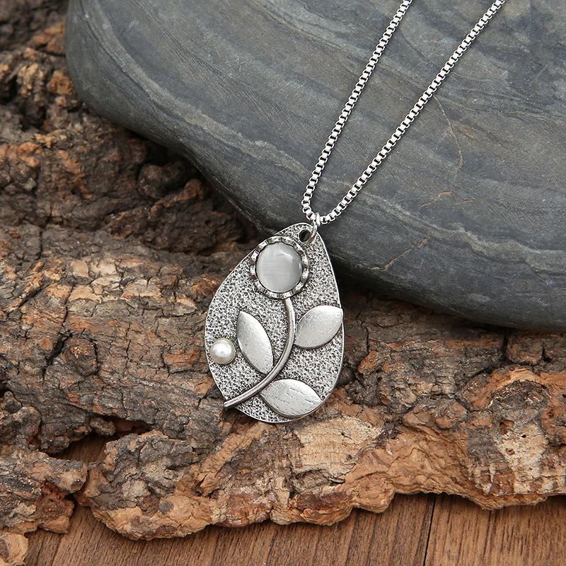 Retro Style Exquisite Drop-Shaped Pendant Necklace Simple Creative Flower Pattern Imitation Opal Clavicle Chain Jewelry Gift
Retro Style Exquisite Drop-Shaped Pendant Necklace Simple Creative Flower Pattern Imitation Opal Clavicle Chain Jewelry Gift