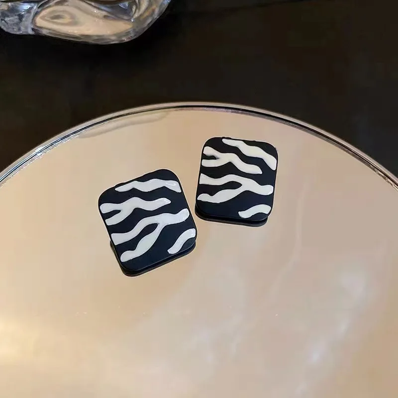 Digadagu Fashion Metal Black and White Striped Geometric Earrings Women's Popular Retro Stud Earrings Party Accessories
Digadagu Fashion Metal Black and White Striped Geometric Earrings Women's Popular Retro Stud Earrings Party Accessories