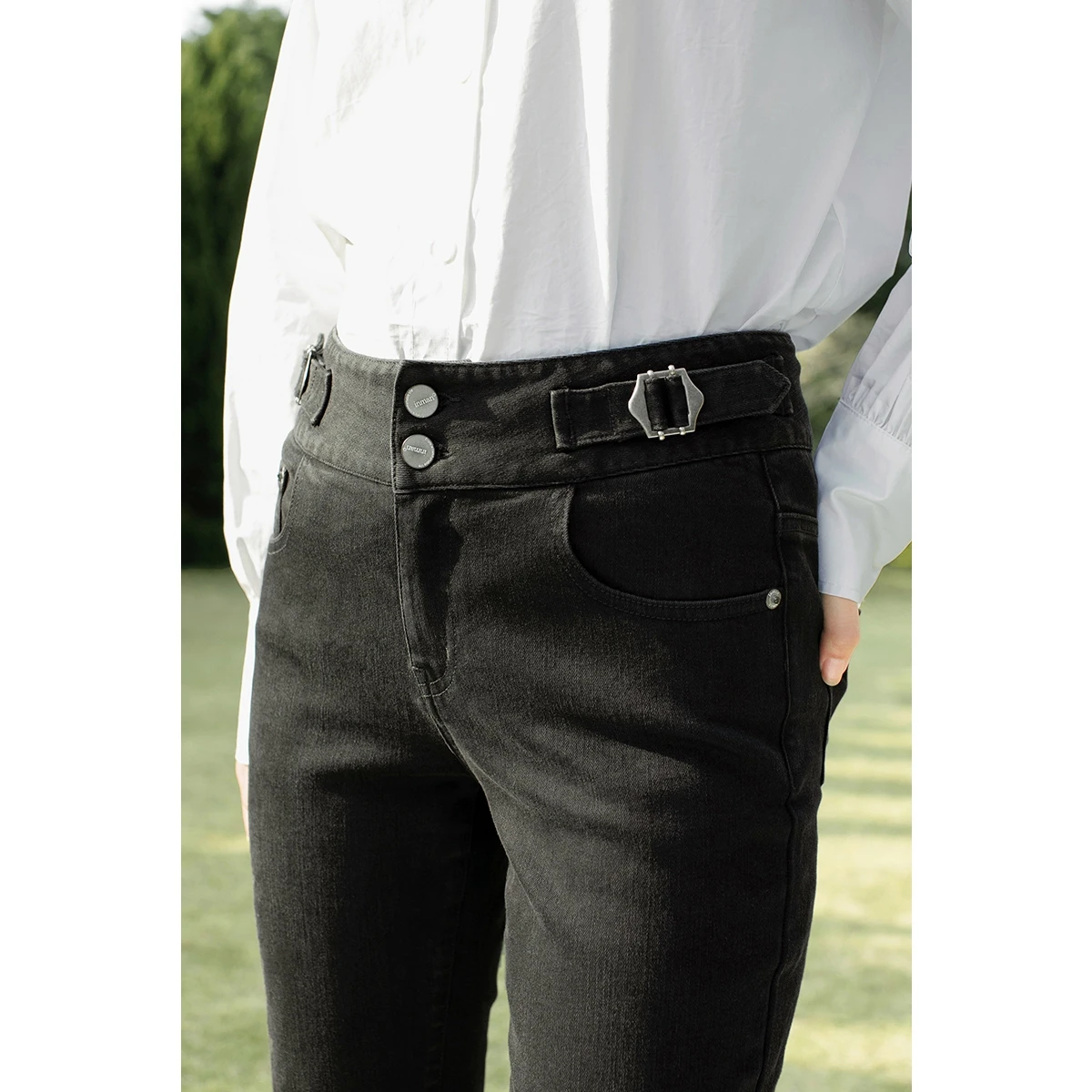 INMAN Jeans Female Black Denim Trousers Retro Literary Elegant Style Raw Edge Hem Double Buttons Metal Decoration Slim Pants
INMAN Jeans Female Black Denim Trousers Retro Literary Elegant Style Raw Edge Hem Double Buttons Metal Decoration Slim Pants