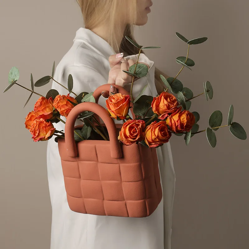 Creative handbag shape design fashion home Ceramic Vase Living Room Flower Vase for Home Decor Ornament 210628-41
Creative handbag shape design fashion home Ceramic Vase Living Room Flower Vase for Home Decor Ornament 210628-41