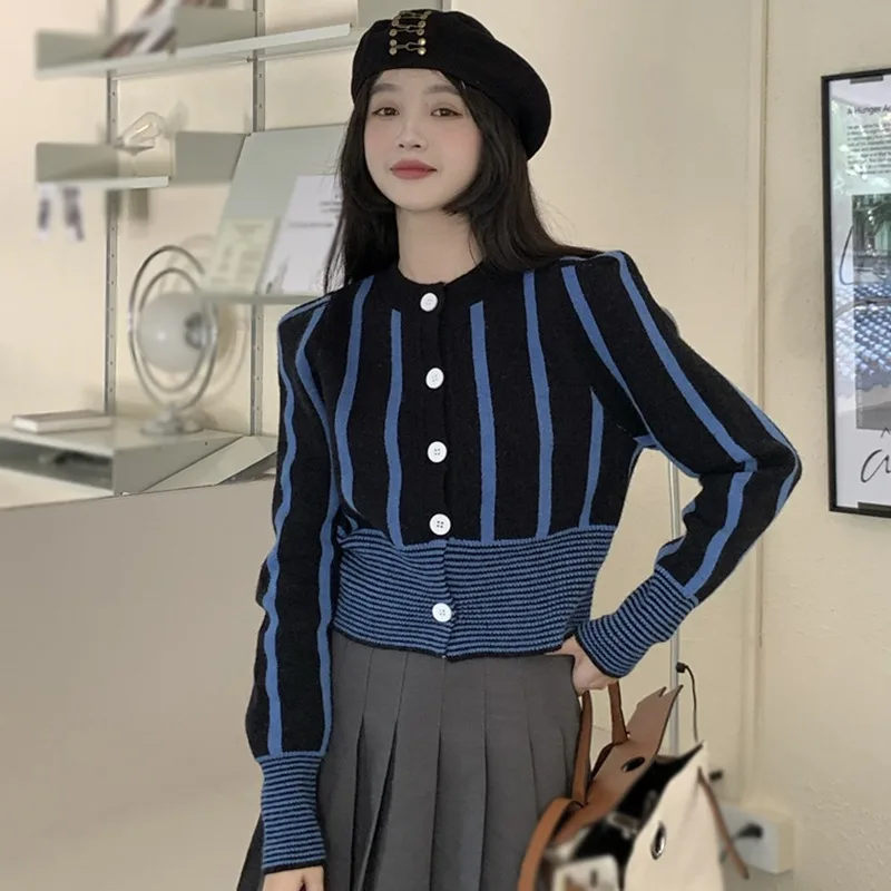 Женский осенний кардиган с круглым вырезом и пуговицами
Женский осенний кардиган с круглым вырезом и пуговицами