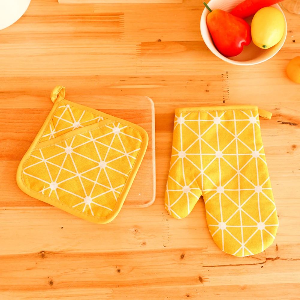 4Pcs Kitchen Microwave Gloves for Baking Cooking Grilling BBQ Useful Kitchen Soft Cotton Lining with Non-Slip Surface
4Pcs Kitchen Microwave Gloves for Baking Cooking Grilling BBQ Useful Kitchen Soft Cotton Lining with Non-Slip Surface