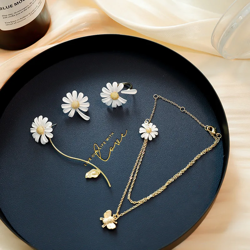 Shiny Side New Accessories Irregular Daisy Flower Stud Earrings for Women Simple Style Gift Jewelry
Shiny Side New Accessories Irregular Daisy Flower Stud Earrings for Women Simple Style Gift Jewelry
