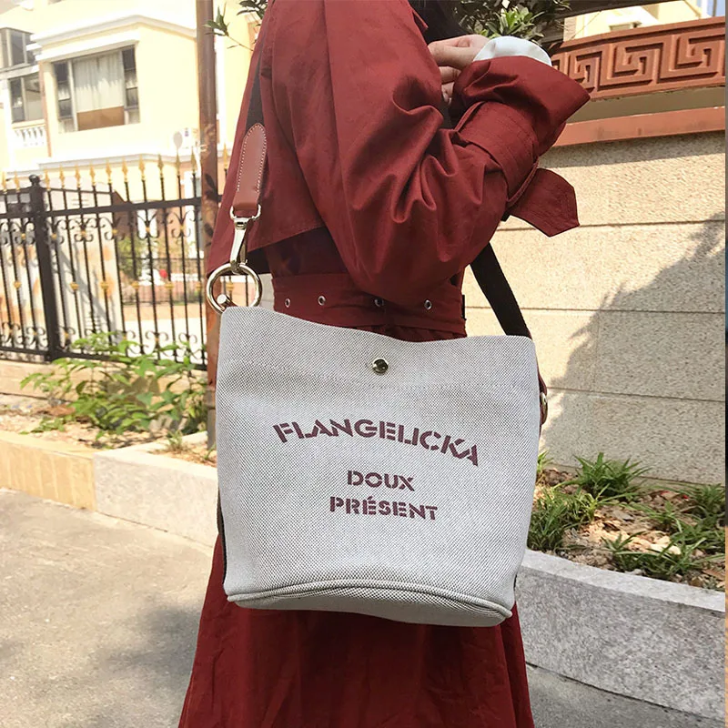 2021 New Korean College Students Button Letter Casual Messenger Bag Bucket Handbag Canvas Bag Women's Ladies Handbags Female
2021 New Korean College Students Button Letter Casual Messenger Bag Bucket Handbag Canvas Bag Women's Ladies Handbags Female