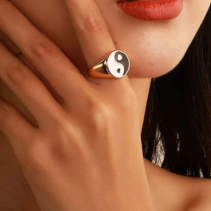 2021 Chunky Gold Color Metal Rings Enamel Yin and Yang Heart Rings Minimalist Dome Wide Statement Rings Women Girls Jewelry
2021 Chunky Gold Color Metal Rings Enamel Yin and Yang Heart Rings Minimalist Dome Wide Statement Rings Women Girls Jewelry