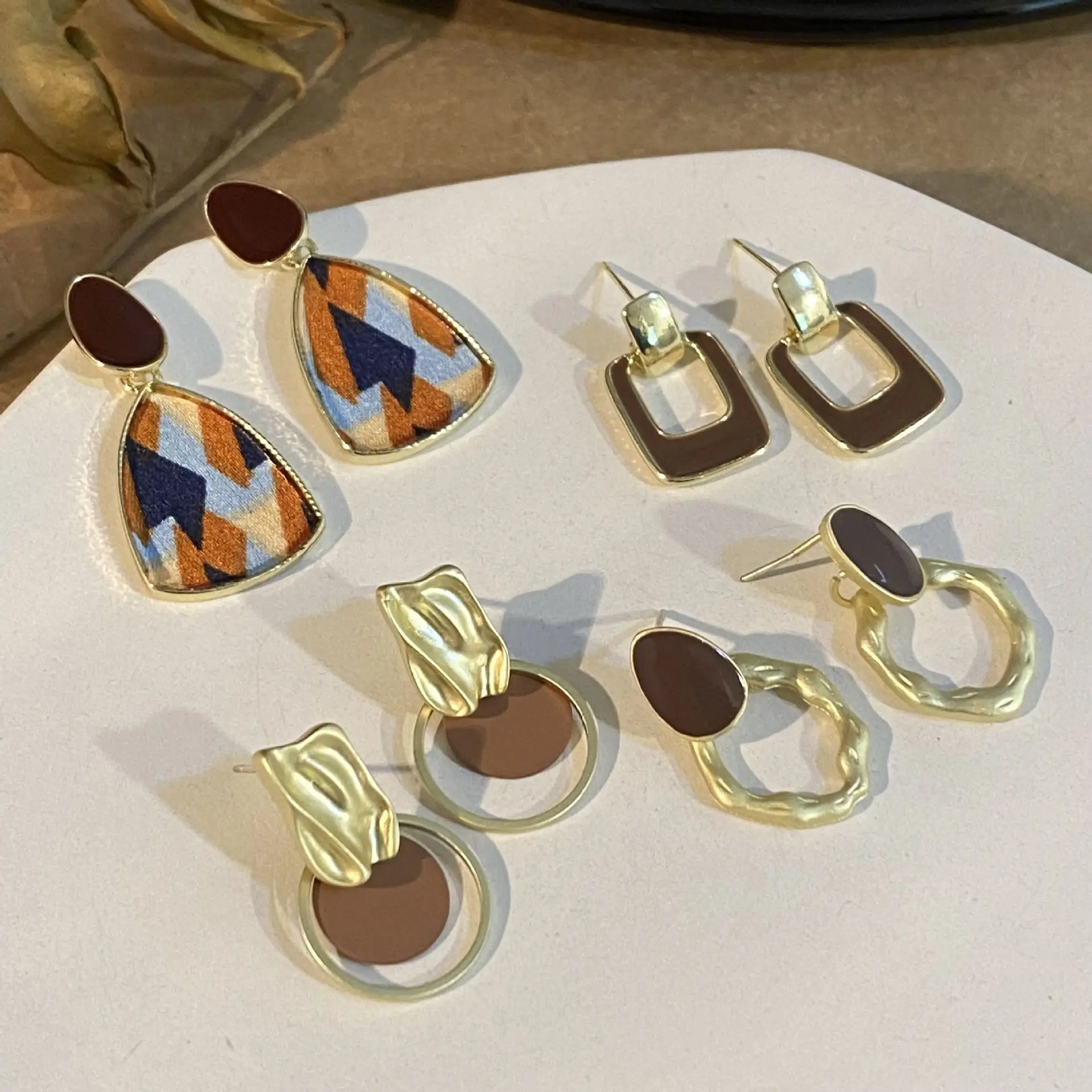 Fashion Geometric Retro Brown Red Khaki Earrings Women Exquisite Jewelry Accessories
Fashion Geometric Retro Brown Red Khaki Earrings Women Exquisite Jewelry Accessories