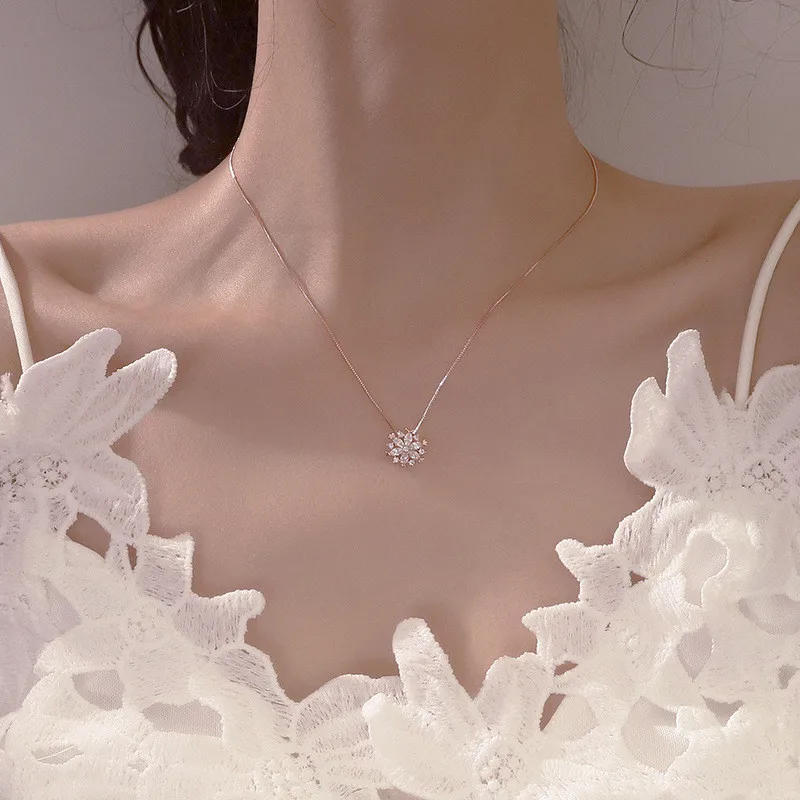 Women Girls Popular Snowflake Shining Crystal Necklace Rhinestone Snow Pendant Necklaces New Year Gift Jewelry
Women Girls Popular Snowflake Shining Crystal Necklace Rhinestone Snow Pendant Necklaces New Year Gift Jewelry
