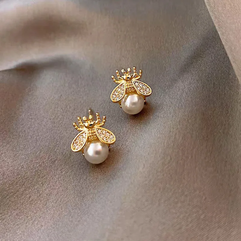 2021 new simple and luxurious Pearl Woman's Earrings Fashion design sense bee insect Earrings Korean women jewelry sexy Earrings
2021 new simple and luxurious Pearl Woman's Earrings Fashion design sense bee insect Earrings Korean women jewelry sexy Earrings