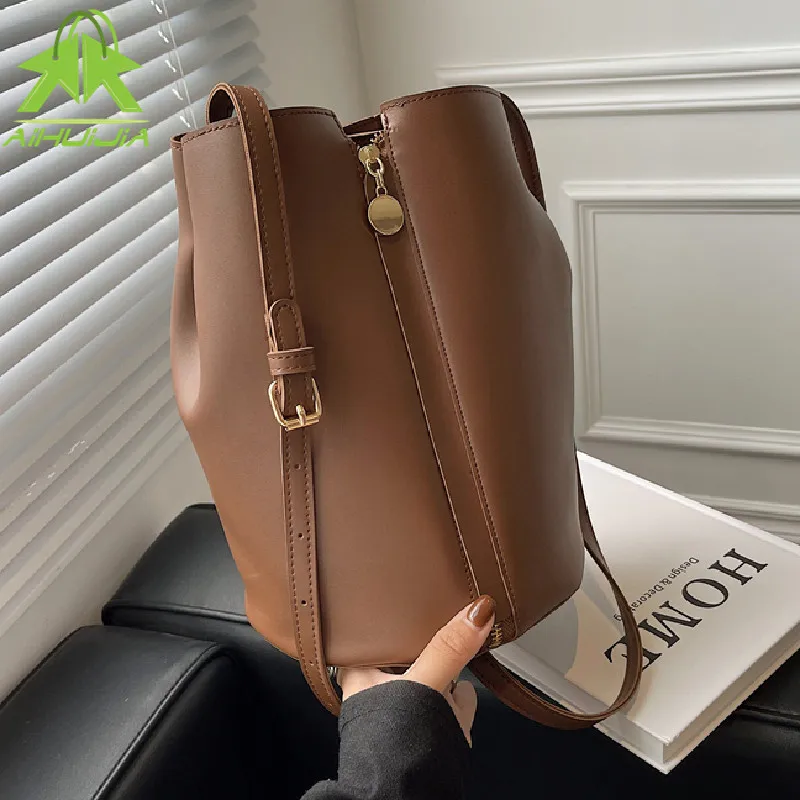 Luxury Solid Color Shoulder Messenger Bag For Women New Brand Designer Women Bags High Quality PU Leather Bag Bucket Bag Handbag
Luxury Solid Color Shoulder Messenger Bag For Women New Brand Designer Women Bags High Quality PU Leather Bag Bucket Bag Handbag