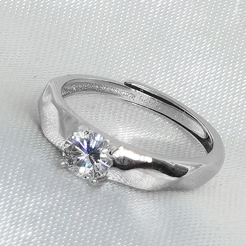 MeiBaPJ 4 мм Блестящий Муассанит, драгоценный камень, классическое простое кольцо для женщин, серебро 925 пробы, изящные свадебные украшения
MeiBaPJ 4 мм Блестящий Муассанит, драгоценный камень, классическое простое кольцо для женщин, серебро 925 пробы, изящные свадебные украшения