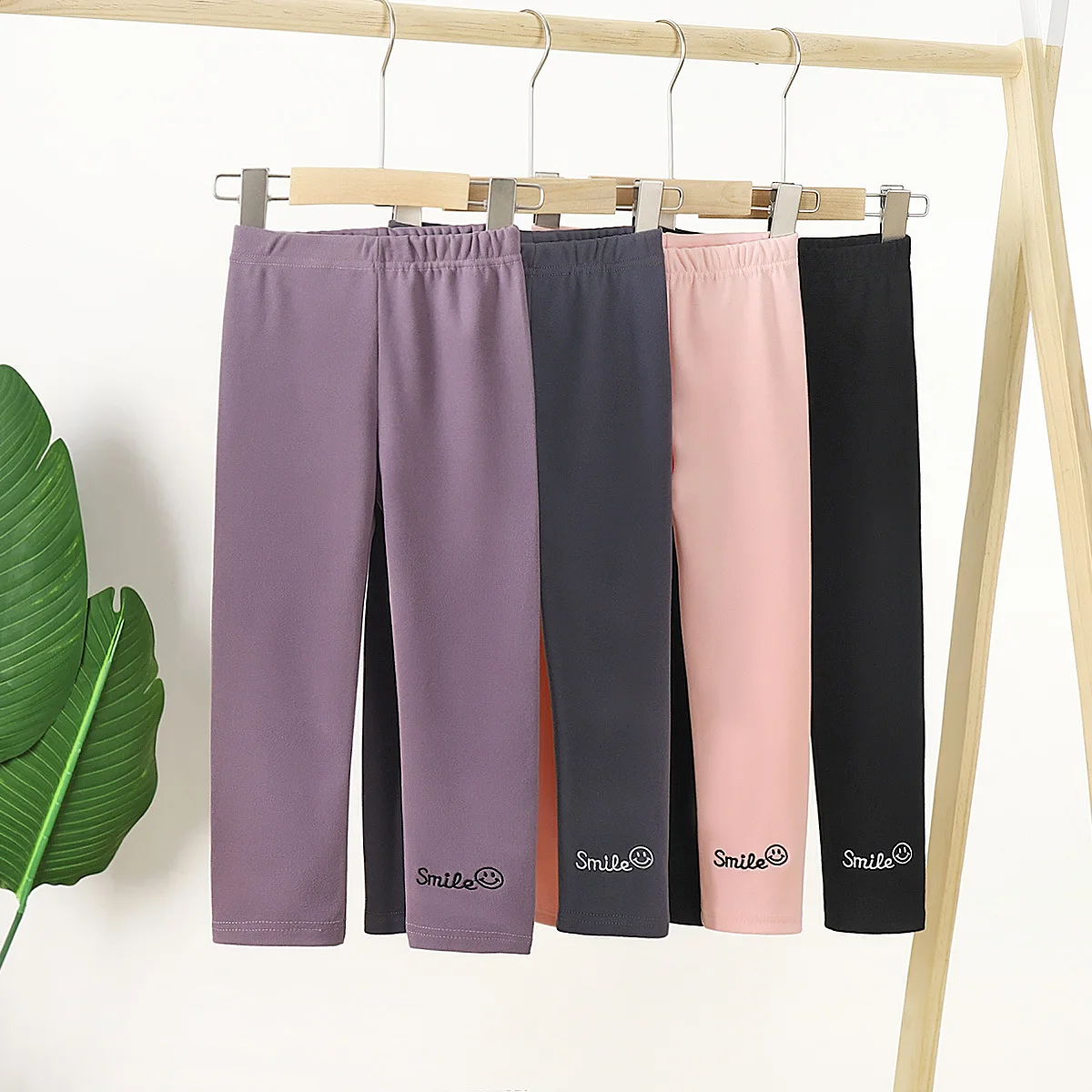 Girls Leggings Velvet Thicken Warm Tights Korean Style Pants Embroidered Letter Pant Fashion 2021 Spring Autumn Winter
Girls Leggings Velvet Thicken Warm Tights Korean Style Pants Embroidered Letter Pant Fashion 2021 Spring Autumn Winter