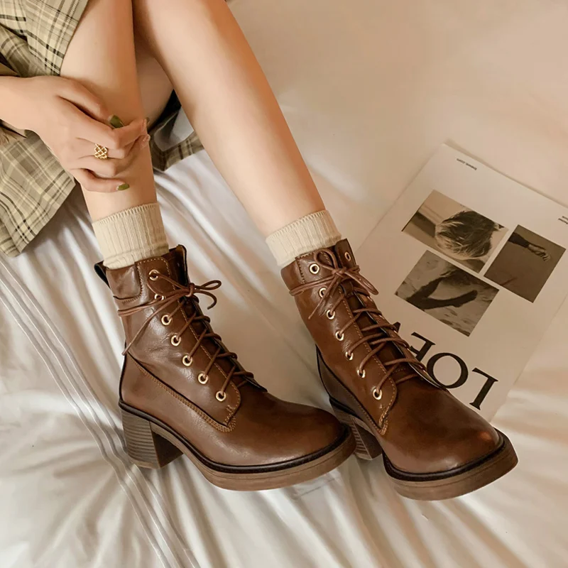 Autumn Winter New Retro Brown Short Boots Women's Shoes High Heels British Style Lace-up Martin Boots Thick Heel Ankle Booties
Autumn Winter New Retro Brown Short Boots Women's Shoes High Heels British Style Lace-up Martin Boots Thick Heel Ankle Booties