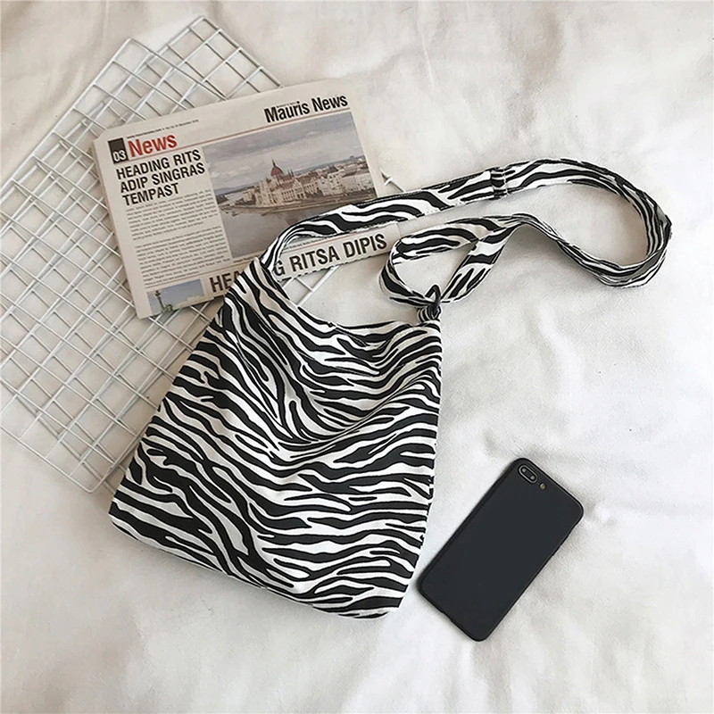 Cow Pattern Print Shoulder Bag For Women Leopard Canvas Handbag Fashion Female Shopping Bag Large Capacity Female Crossbody Bag
Cow Pattern Print Shoulder Bag For Women Leopard Canvas Handbag Fashion Female Shopping Bag Large Capacity Female Crossbody Bag