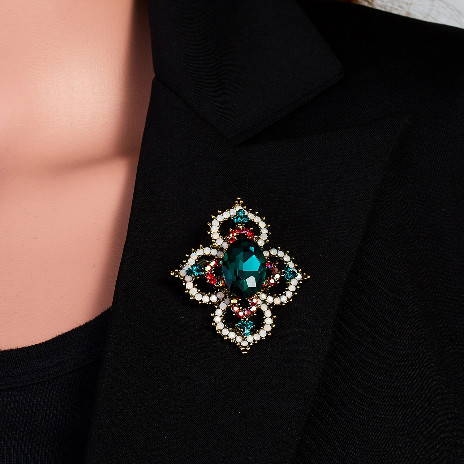 Crystal Flower Brooch Women Elegant Coat Pins Colorful Rhinestone Brooch Wedding Jewelry Vintage Luxury Rose Flower Plant Brooch
Crystal Flower Brooch Women Elegant Coat Pins Colorful Rhinestone Brooch Wedding Jewelry Vintage Luxury Rose Flower Plant Brooch