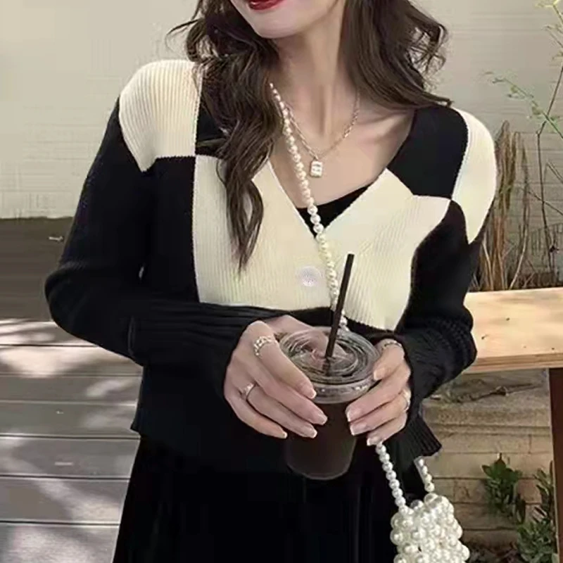 NEW Knitted Loose Oversized Jumper Top Single Breasted V Neck Women Button Black White Splicing Cardigan Sweater Jacket Coat
NEW Knitted Loose Oversized Jumper Top Single Breasted V Neck Women Button Black White Splicing Cardigan Sweater Jacket Coat
