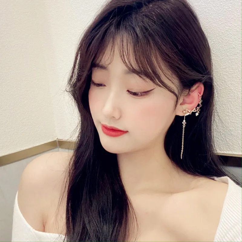 Fashion Delicate Small Fresh Flower Earrings Individual Character Asymmetry Ear Bone Clip Pearl Tassel Long Earrings Women
Fashion Delicate Small Fresh Flower Earrings Individual Character Asymmetry Ear Bone Clip Pearl Tassel Long Earrings Women