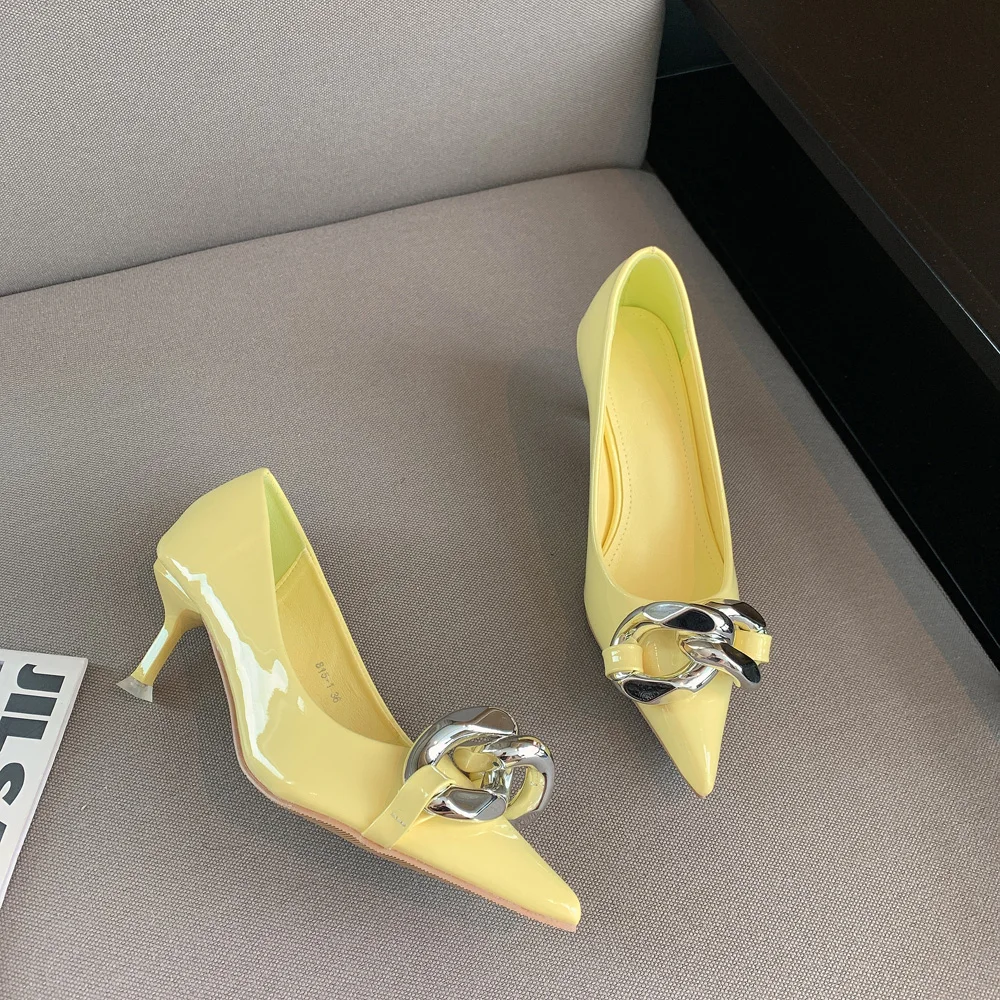 2021 new shoes autumn fashion European and American style patent leather chain high heels shallow mouth pointed single shoes
2021 new shoes autumn fashion European and American style patent leather chain high heels shallow mouth pointed single shoes