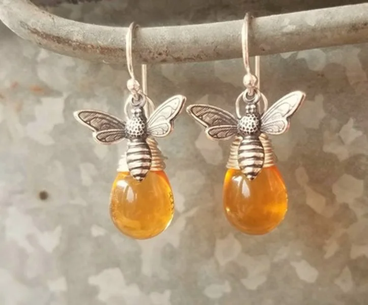 Nature exquisite and multi style little bee pearl AMBER EARRINGS simple, small and lovely Fashion Earrings
Nature exquisite and multi style little bee pearl AMBER EARRINGS simple, small and lovely Fashion Earrings