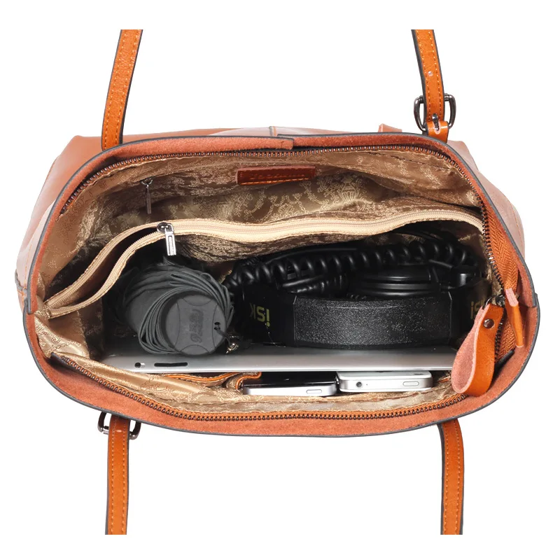 2021 new two-color oil wax cowhide leather handbag ladies shoulder bag Guangzhou 
2021 new two-color oil wax cowhide leather handbag ladies shoulder bag Guangzhou