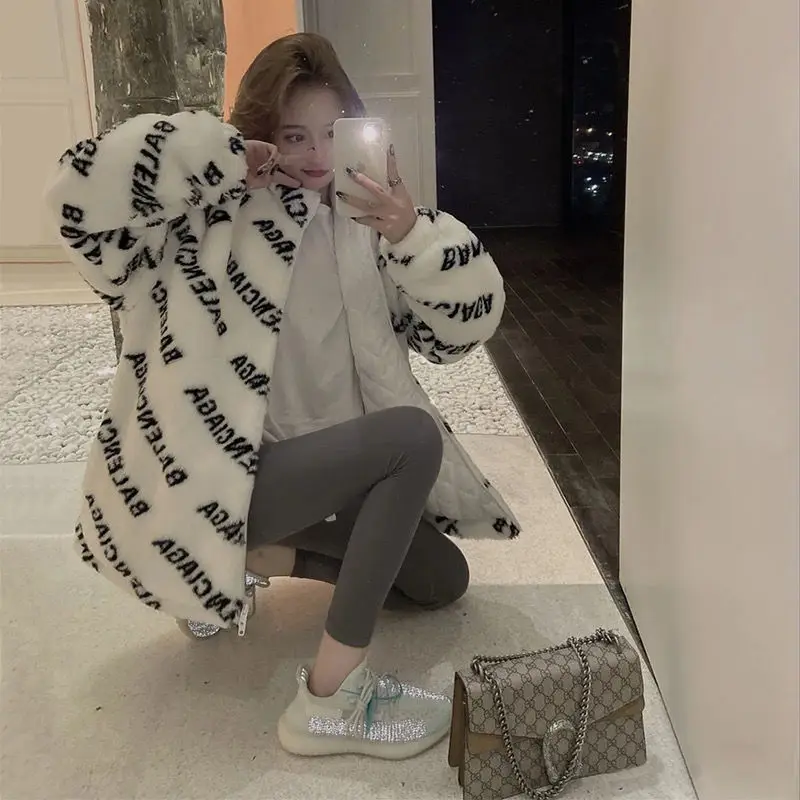2021 winter new fried Street tide brand lamb Plush coat women loose imitation rabbit fur letter thickened cotton coat women
2021 winter new fried Street tide brand lamb Plush coat women loose imitation rabbit fur letter thickened cotton coat women