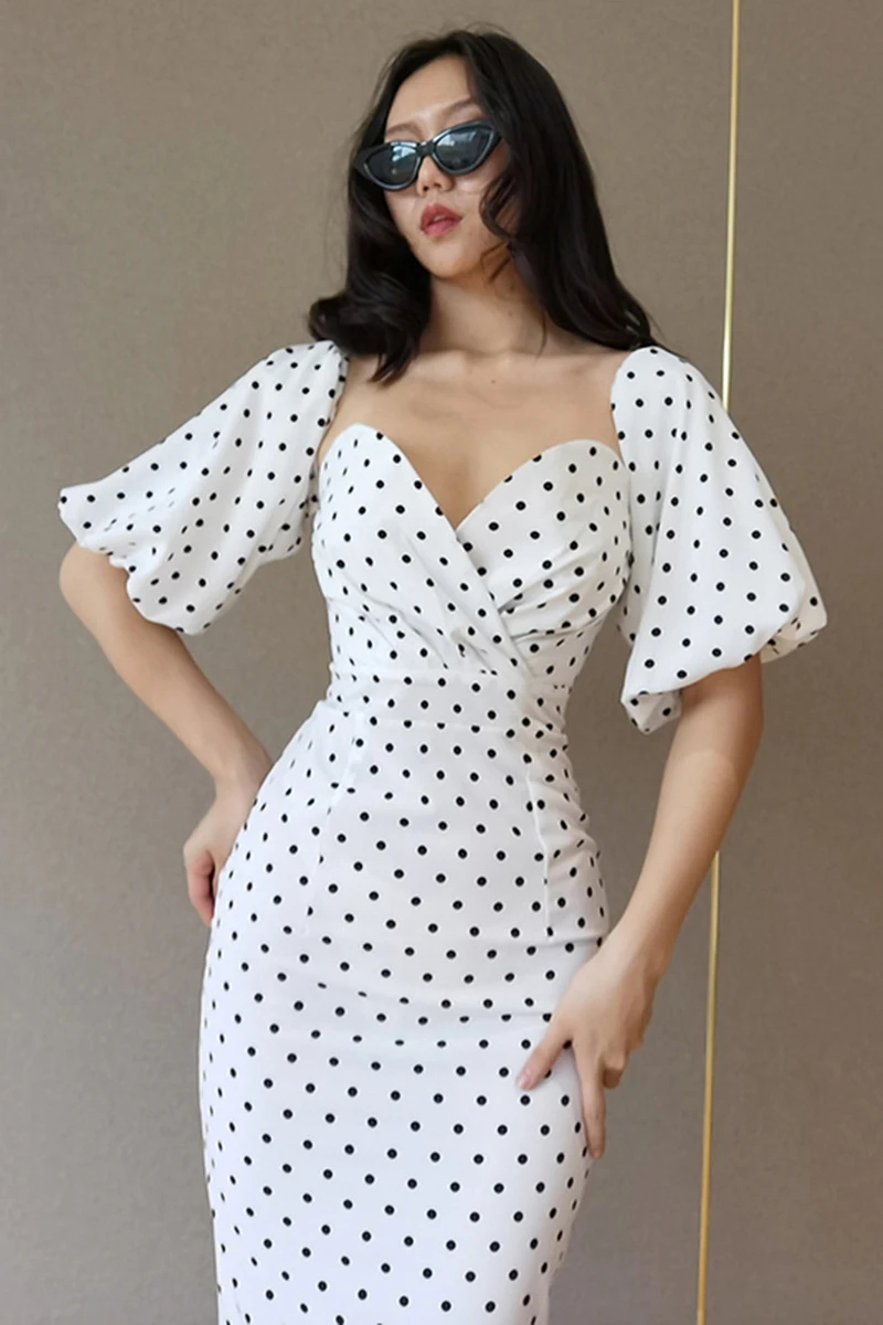 Fashion v collar wave point lantern sleeve dress female European and American style style show thin temperament bag hip skirt
Fashion v collar wave point lantern sleeve dress female European and American style style show thin temperament bag hip skirt