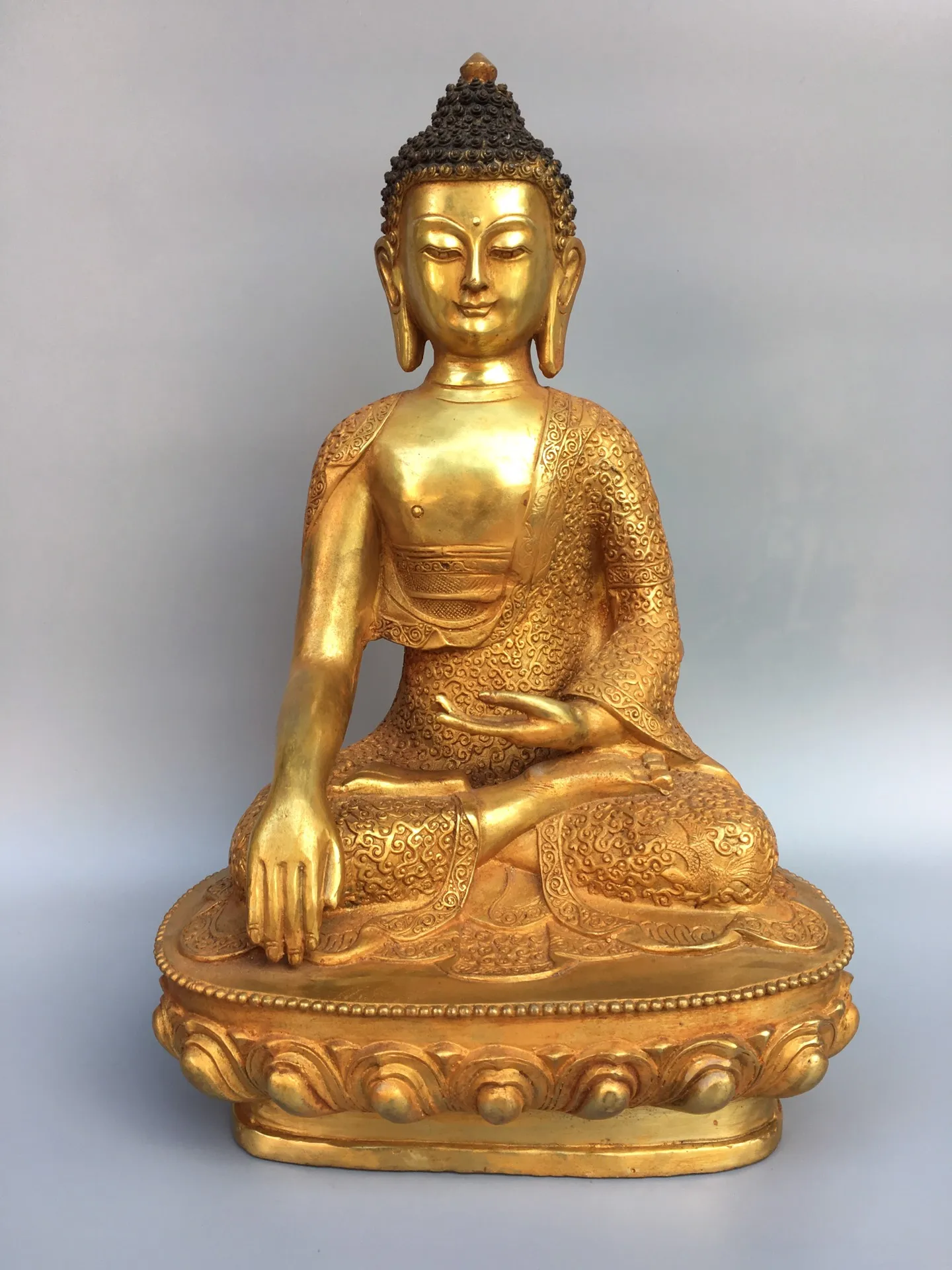 17"Chinese Folk Collection Old Bronze Gilt Shakyamuni Buddha Great Buddha Tathagata Sitting Buddha Ornaments Town House Exorcism
17"Chinese Folk Collection Old Bronze Gilt Shakyamuni Buddha Great Buddha Tathagata Sitting Buddha Ornaments Town House Exorcism