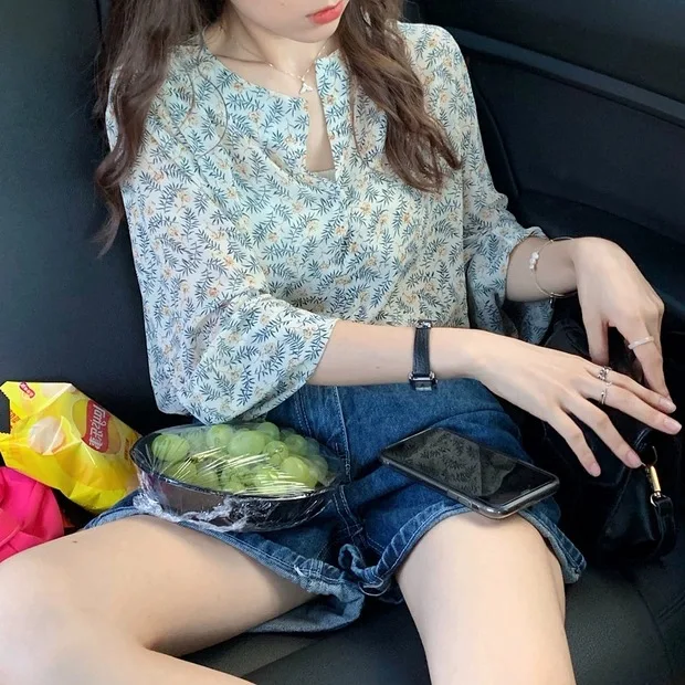 2021 new Korean version of the net red with floral chiffon shirt girly temperament small fresh sunscreen top
2021 new Korean version of the net red with floral chiffon shirt girly temperament small fresh sunscreen top