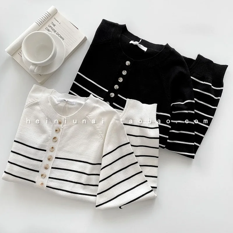 Осенне-зимний полосатый свитер с длинными рукавами, женский свободный пуловер в стиле ретро на пуговицах, топы, Женские Повседневные вязаны...
Осенне-зимний полосатый свитер с длинными рукавами, женский свободный пуловер в стиле ретро на пуговицах, топы, Женские Повседневные вязаны...