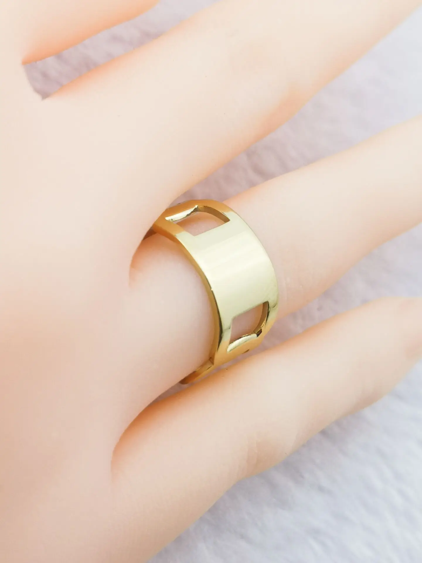 Ring Hot Sell Classic Style Gold Color Luxury Women Fashion Stainless Steel Jewelry
Ring Hot Sell Classic Style Gold Color Luxury Women Fashion Stainless Steel Jewelry