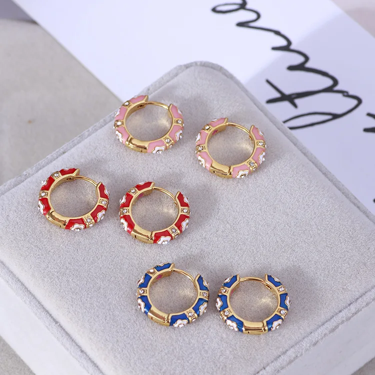 Fresh enamel colored glaze five-petal flower inlaid small diamond earrings
Fresh enamel colored glaze five-petal flower inlaid small diamond earrings