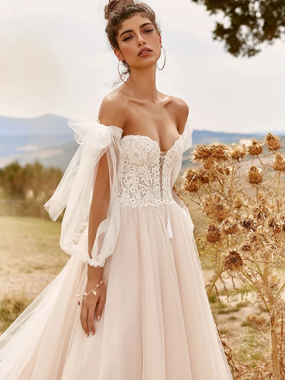 ТРАПЕЦИЕВИДНОЕ платье с рукавами-фонариками и кружевом, без бретелек
ТРАПЕЦИЕВИДНОЕ платье с рукавами-фонариками и кружевом, без бретелек