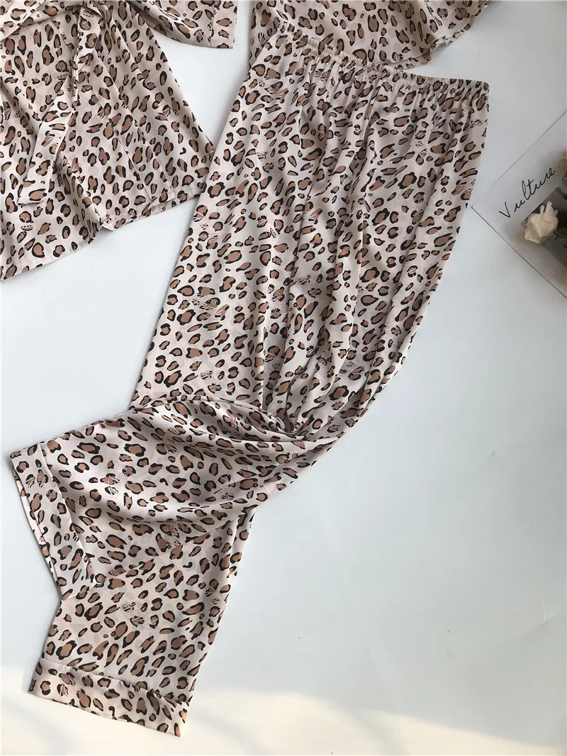 Women Spring and Autumn Sexy Leopard Print Long-Sleeved Silk Pajamas V-neck Strap Chest Pad Pants Three-Piece Set
Women Spring and Autumn Sexy Leopard Print Long-Sleeved Silk Pajamas V-neck Strap Chest Pad Pants Three-Piece Set