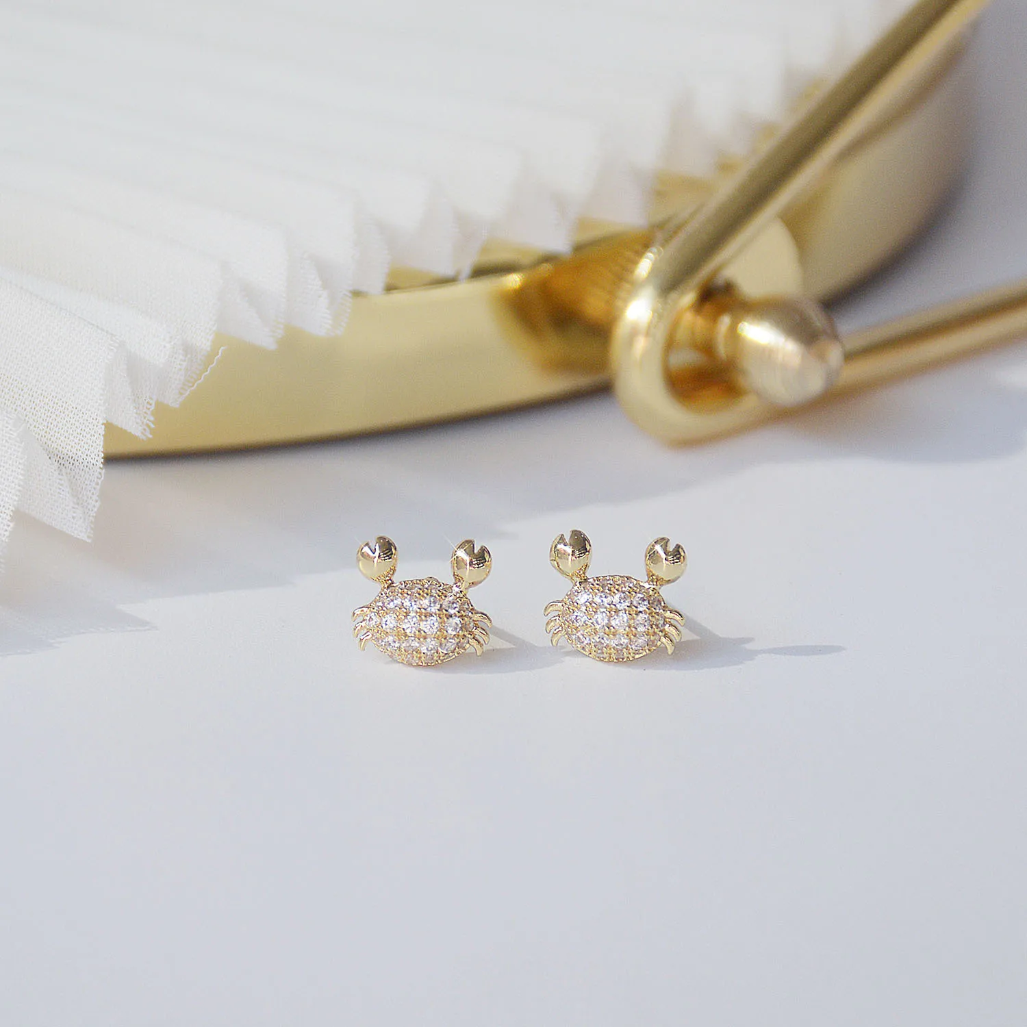 14K Real Gold S Needle Micro-inlaid Zircon Exquisite Sparkling Cute Small Crab Stud Earrings for Women
14K Real Gold S Needle Micro-inlaid Zircon Exquisite Sparkling Cute Small Crab Stud Earrings for Women