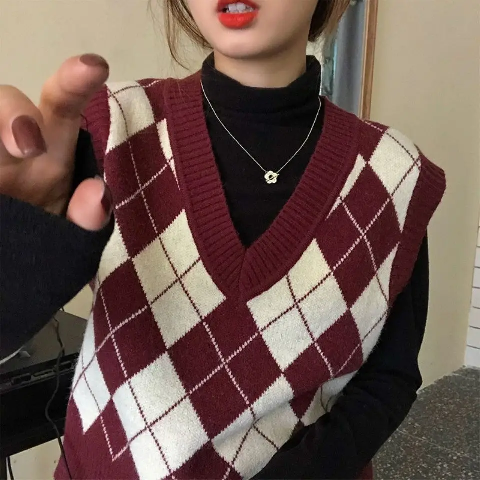 2021 Korean Style V Neck Vintage Geometric Argyle Waistcoat Pullovers Tops Sweater Vest Spring Autumn Women Knitted Vest
2021 Korean Style V Neck Vintage Geometric Argyle Waistcoat Pullovers Tops Sweater Vest Spring Autumn Women Knitted Vest
