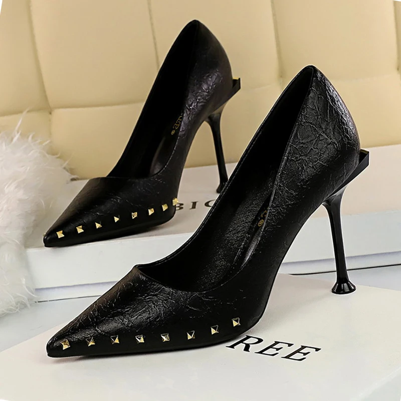 Fashion Women's Pumps Ladies Shoes On Heel 10cm Rivet Decoration Women's High Heels Pointed Toe Wedding Shoes Female Stiletto
Fashion Women's Pumps Ladies Shoes On Heel 10cm Rivet Decoration Women's High Heels Pointed Toe Wedding Shoes Female Stiletto