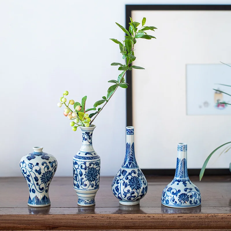 Jingdezhen Chinese blue and white Japanese Zen ceramic tabletop vase flower vase hand-painted decorative ornament gift
Jingdezhen Chinese blue and white Japanese Zen ceramic tabletop vase flower vase hand-painted decorative ornament gift