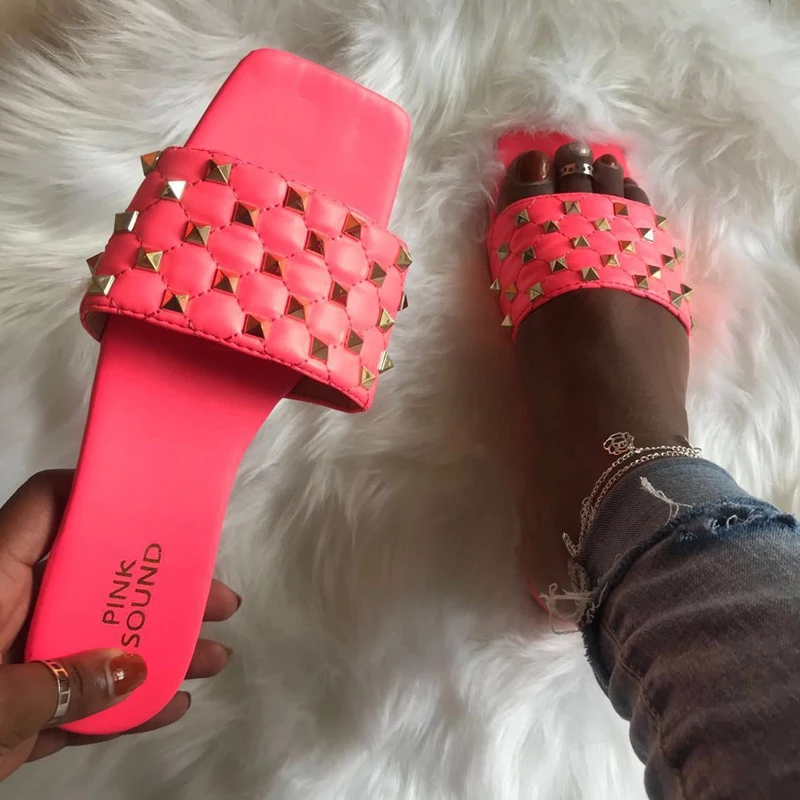 2021 new summer sexy rivet Roman style comfortable outdoor female slippers Flat bottom solid color plus size beach slippers
2021 new summer sexy rivet Roman style comfortable outdoor female slippers Flat bottom solid color plus size beach slippers