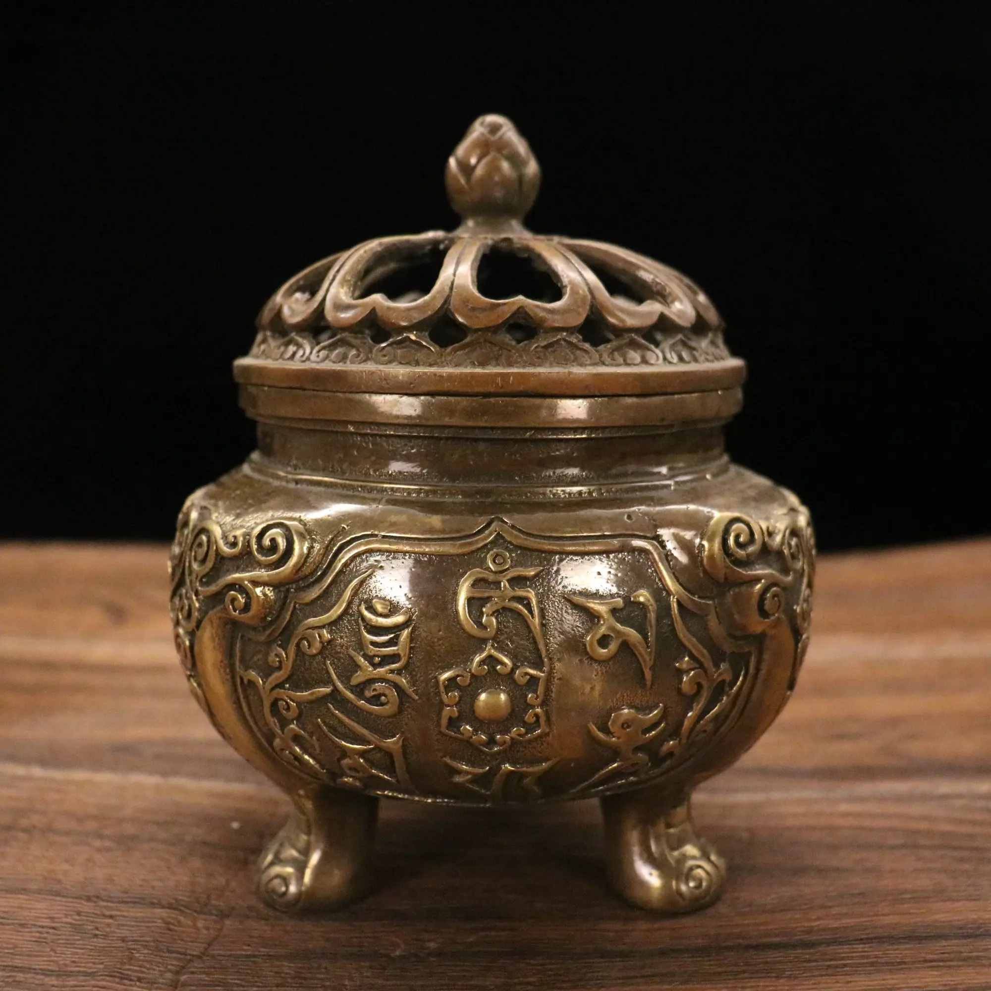 

6"Tibetan Temple Collection Old Bronze Lotus stove Three-legged Hollow cover incense burner Gather wealth Town House Orname