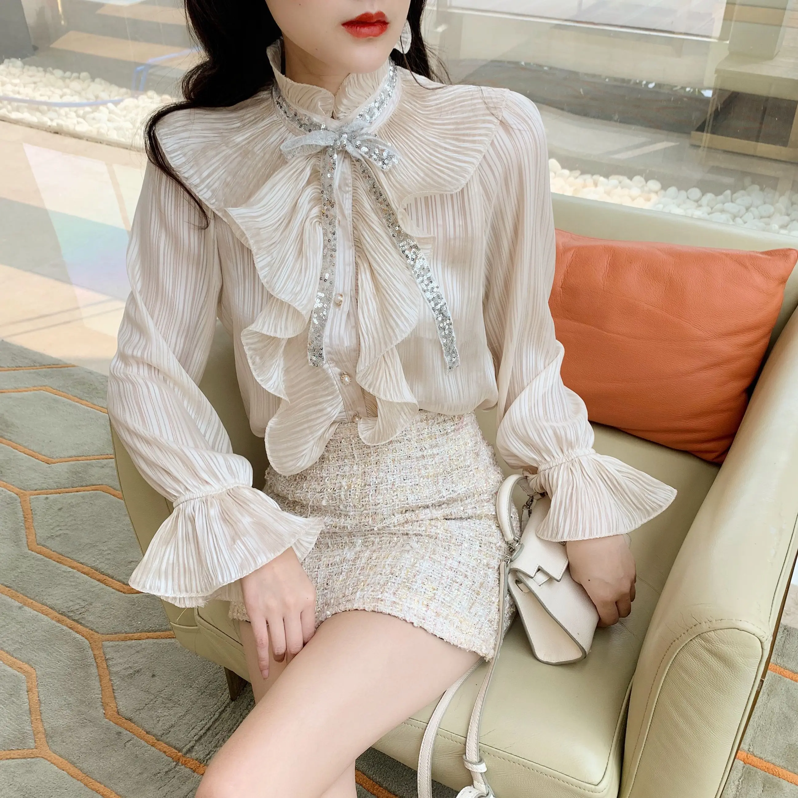 Ruffles Designer Fashion Brand Autumn Women Sequined Tops Loose Blouses Vintage Styls Stand Chiffon Shirts Flare Sleeve Blusa
Ruffles Designer Fashion Brand Autumn Women Sequined Tops Loose Blouses Vintage Styls Stand Chiffon Shirts Flare Sleeve Blusa
