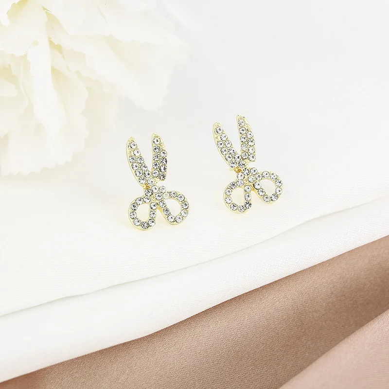 Uniquely designed mosaic semi-precious stone earrings, creative geometric simulator zinc alloy scissors earrings
Uniquely designed mosaic semi-precious stone earrings, creative geometric simulator zinc alloy scissors earrings