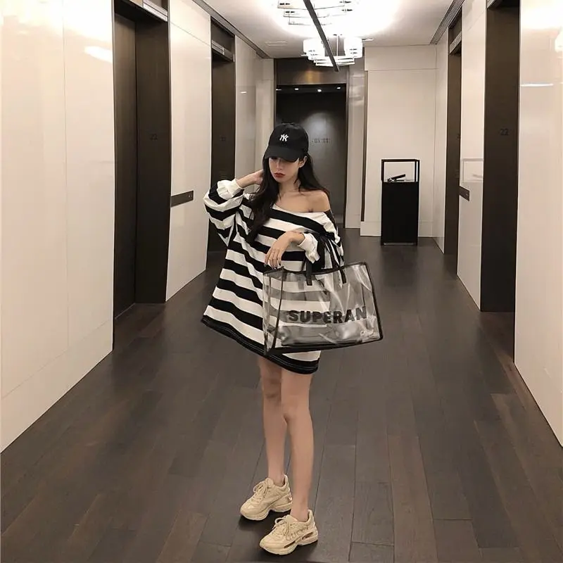 Spring and Summer New Lantern Sleeve Black and White Stripe T-shirt Women's Long Sleeve Off Shoulder One Neck Loose Sweater
Spring and Summer New Lantern Sleeve Black and White Stripe T-shirt Women's Long Sleeve Off Shoulder One Neck Loose Sweater