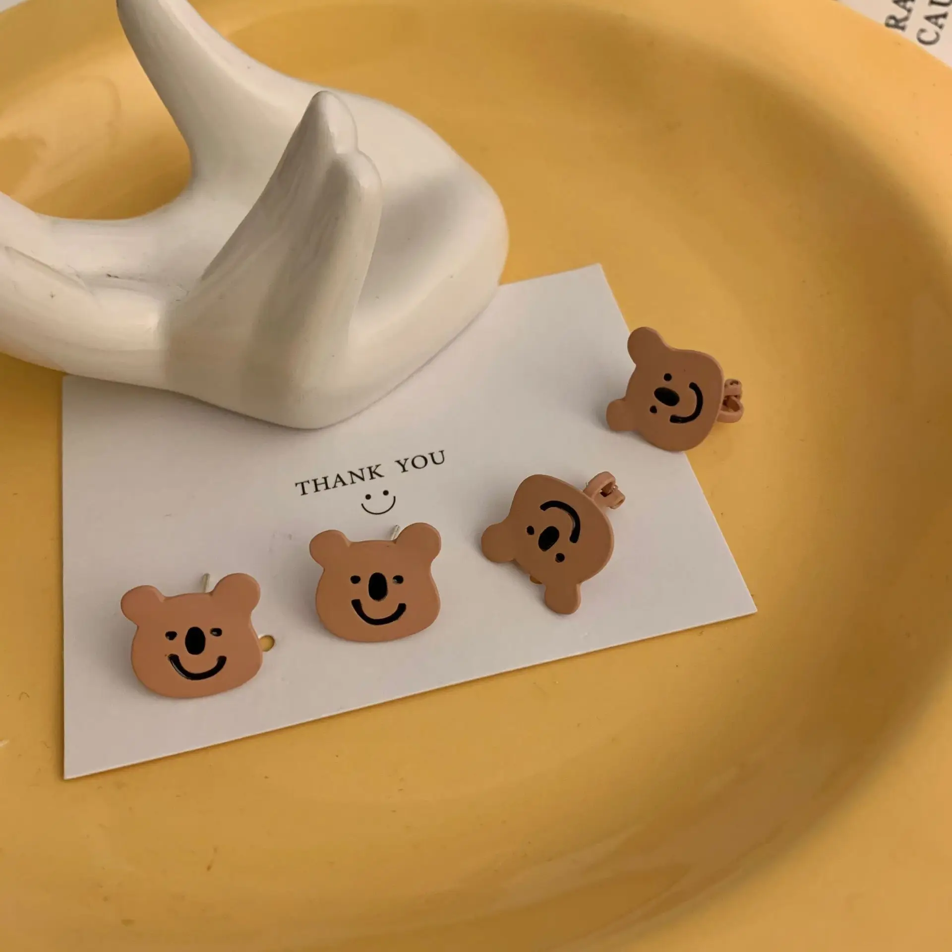 2021 New Sweet Cartoon Bear Head Stud Earrings for Women Girl Cute Clip On Earring Without Piercing Kids Girls Gilfts Jewelry
2021 New Sweet Cartoon Bear Head Stud Earrings for Women Girl Cute Clip On Earring Without Piercing Kids Girls Gilfts Jewelry