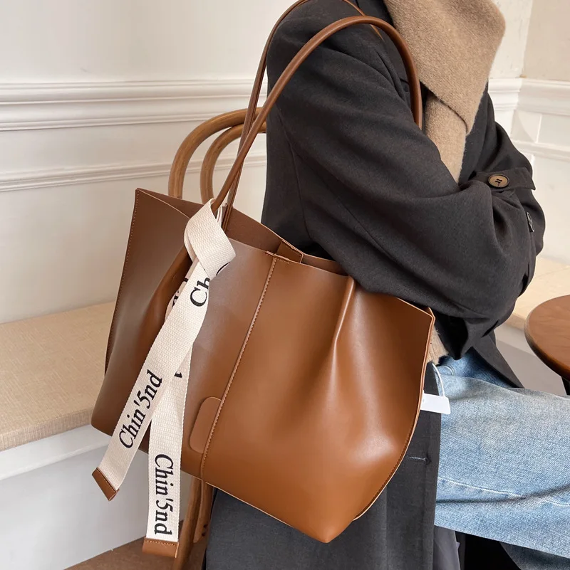 High-quality Ladies Retro Large-capacity ShoulderBag2021Autumn and Winter New Fashion All-match Single Tote Bag Fashion Tote Bag
High-quality Ladies Retro Large-capacity ShoulderBag2021Autumn and Winter New Fashion All-match Single Tote Bag Fashion Tote Bag