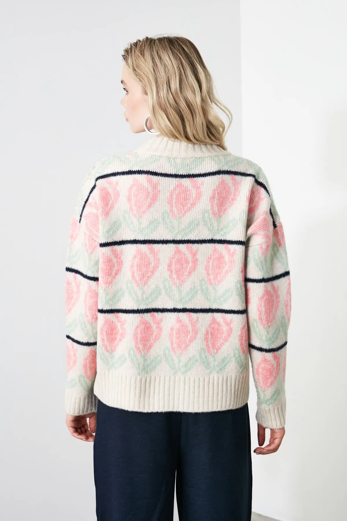 Trendyol Flower Decorated Knitwear Sweater TWOAW21KZ0279
Trendyol Flower Decorated Knitwear Sweater TWOAW21KZ0279